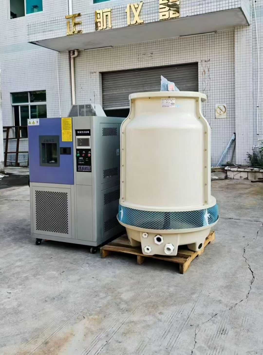 近日，我司將一臺水冷式線性快速溫度變化試驗箱送深圳銅排生產(chǎn)客戶，感謝客戶對于我司的大力支持。說起這個設(shè)備，也是歷經(jīng)坎坷。在設(shè)備的溝通過程中，雖然客戶提出較高的技術(shù)要求，但我司秉持著盡心盡力滿足客戶需求為宗旨。多次進行技術(shù)攻堅會議，必須在有限的空間內(nèi)滿足客戶較高的快速線性溫度變化要求。  （快速溫變試驗箱已整裝待發(fā)） 因為客戶要求較高的線性快速溫度變化，而這臺設(shè)備屬于小型的設(shè)備，在有限的空間內(nèi)，我們需要充分考慮到設(shè)備的制冷，制熱以及散熱問題，如果任何一個方面無法達到的話，那么后果將會是毀滅性的。  （裝車發(fā)走?。?我司對于此類有挑戰(zhàn)性的設(shè)備，充滿信心，因為我們堅信每一次的攻堅都是企業(yè)成功的一小步。只有不斷的提升我們的技術(shù)，才能在市場生存